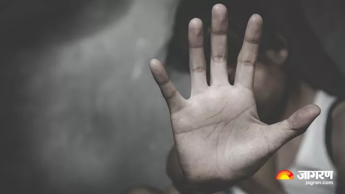 ट्यूशन पढ़ाने वाले शिक्षक ने छात्रा से किया दुष्कर्म। (प्रतीकात्मक तस्वीर)