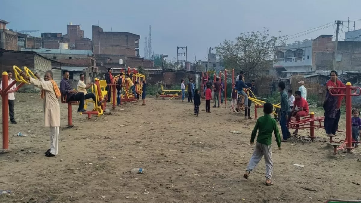 नरकटियागंज 10 साल का बच्चा और 65 वर्ष का बुजुर्ग; यहां हर कोई बहा रहा पसीना 30 लाख की लागत से बदल गई सूरत - open gym in narkatiyaganj and park for