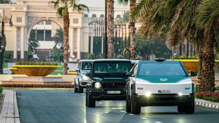 Dubai Police के बेड़े में शामिल हुआ Tesla Cybertruck, जानें कितना है खास।