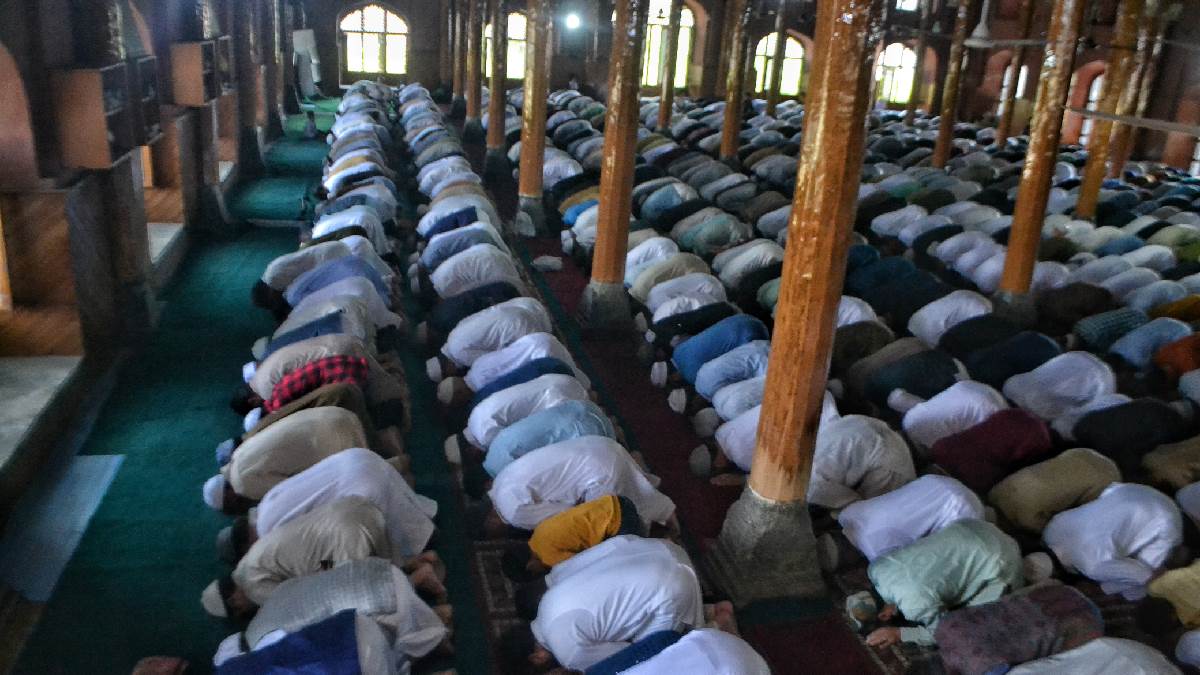 https://www.jagranimages.com/images/newimg/17062024/17_06_2024-bakrid_jammu_23740879.jpg