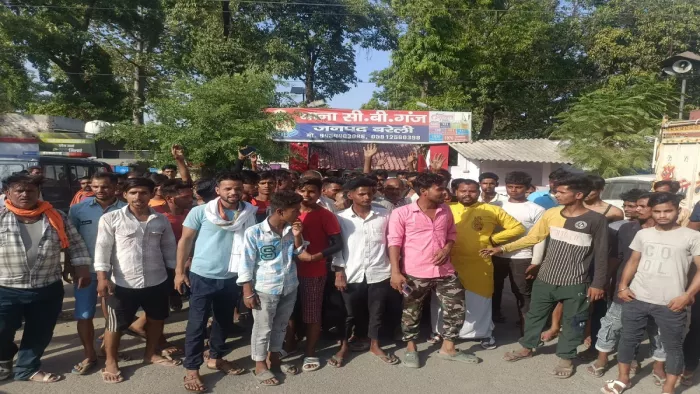 थाने का घेराव कर रोड जाम करते स्थानीय। जागरण