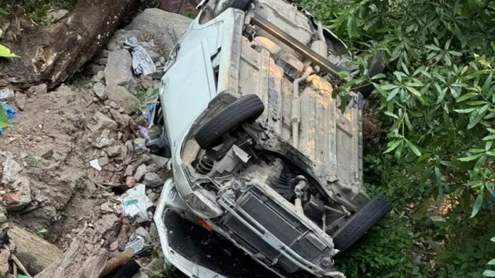 संतुलन बिगड़ने से गहरी खाई में गिरी कार