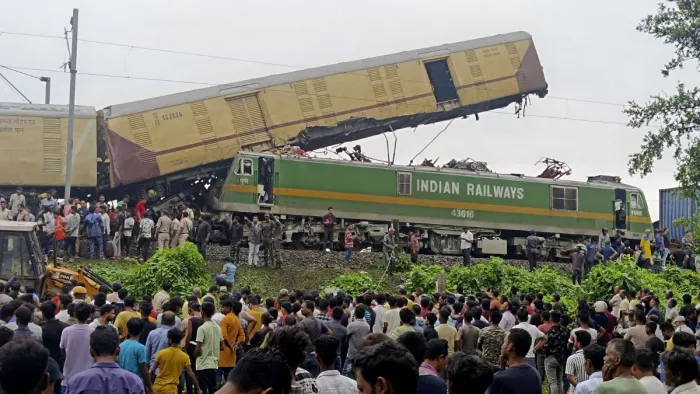 जोरदार टक्कर की आवाज सुनकर आसपास के लोग दुर्घटनास्थल पर पहुंचे और लोगों को सुरक्षित निकालने लगे।