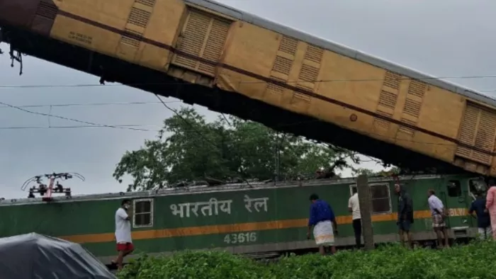 West Bengal Train Accident बंगाल में रेल हादसे की वजह आई सामने।
