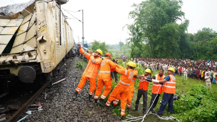 Kanchanjunga Express Accident: सिग्नल की अनदेखी से हुआ हादसा।