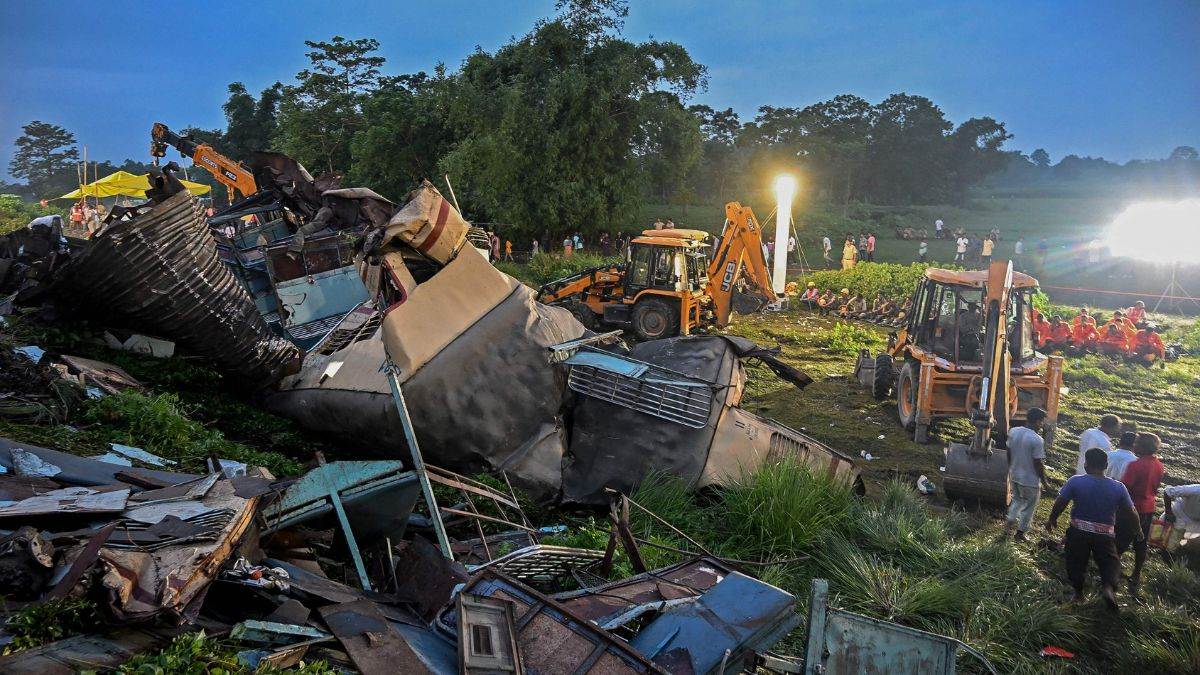 kanchanjunga express train accident live updates goods train collision near new jalpaiguri in west bengal lb