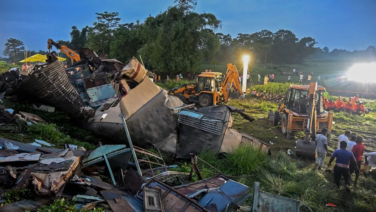 West Bengal Train Accident Live Updates: दार्जिलिंग में सिग्नल तोड़ कंचनजंगा एक्सप्रेस से भिड़ी मालगाड़ी, 9 लोगों की मौत; 41 घायल