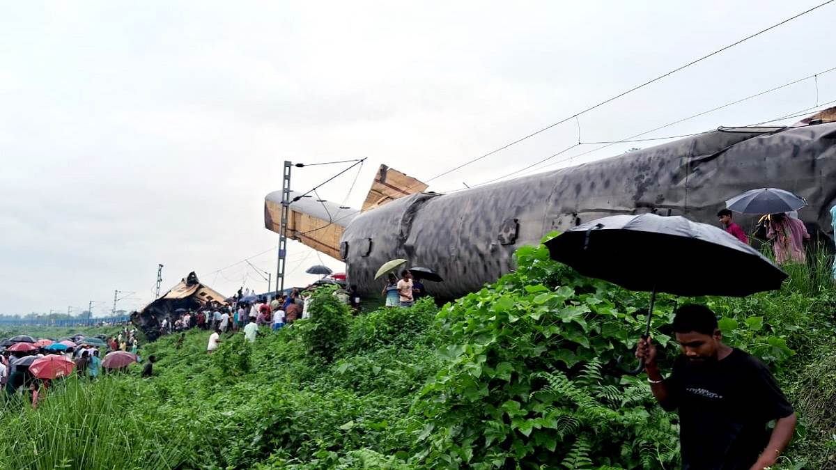 https://www.jagranimages.com/images/newimg/17062024/17_06_2024-train_accident_wb_1200_23740927.jpg