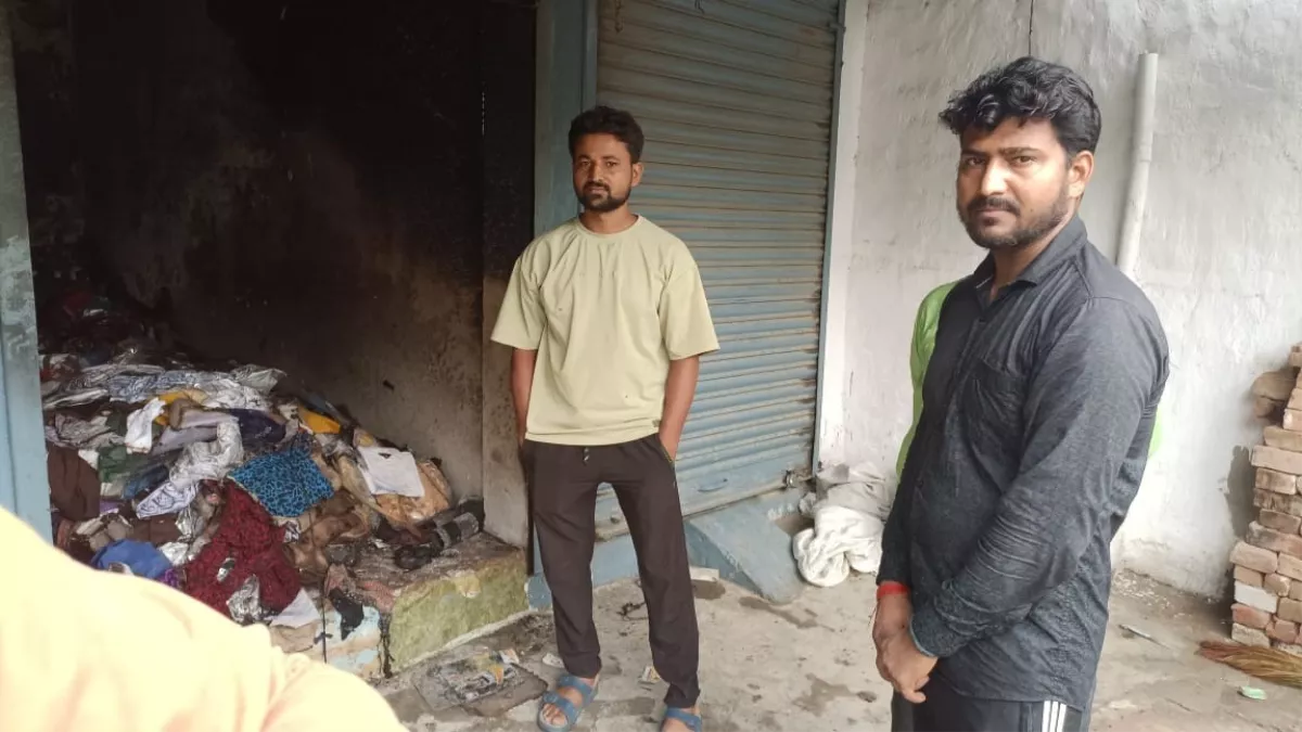 Santkabir Nagar News: बरदहिया बाजार में कपड़े की दुकान में लगी आग से 35 लाख की क्षति, एक घंटे तक मची रही अफरातफरी