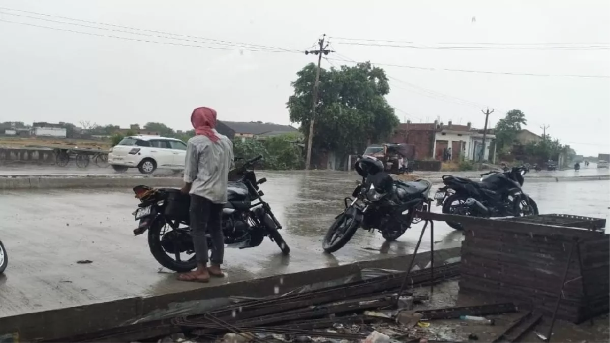 यूपी के इस जिले में गरज, चमक संग जमकर बरसे बदरा, तापमान में गिरावट से गर्मी से म‍िली राहत