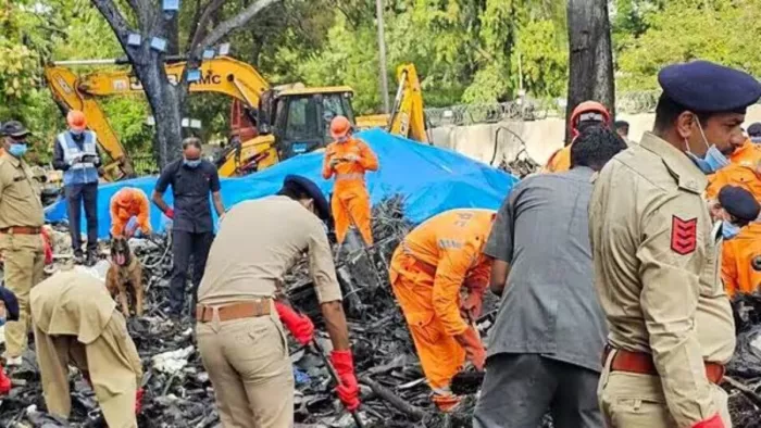ऑक्सीजन मास्क और हाथों में गीले कपड़े बांधकर निकाली जलती लाशें (फाइल फोटो)