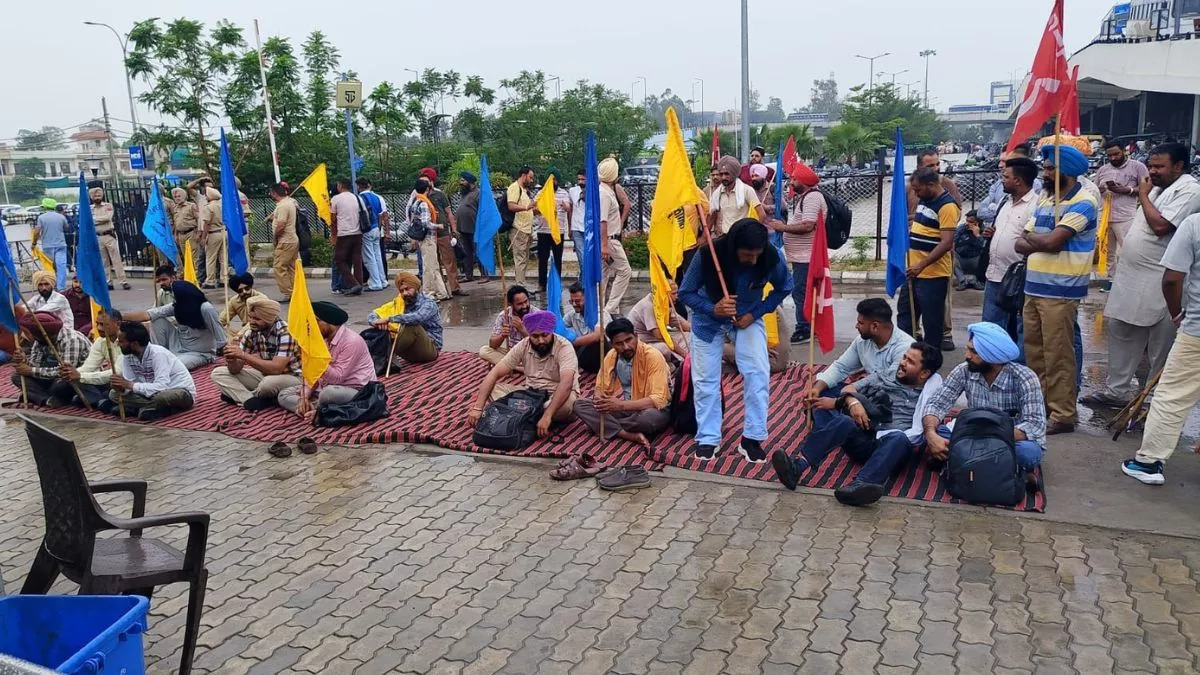 पटियाला में  PRTC कर्मचारियों ने दिया धरना, वेतन नहीं मिलने से थे नाराज; दो घंटे तक बस स्टैंड बंद कर जमकर किया विरोध