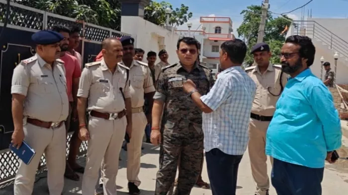 छपरा गैस गोदाम में लूट के बाद जांच करते एएसपी राजकिशोर सिंह। जागरण।