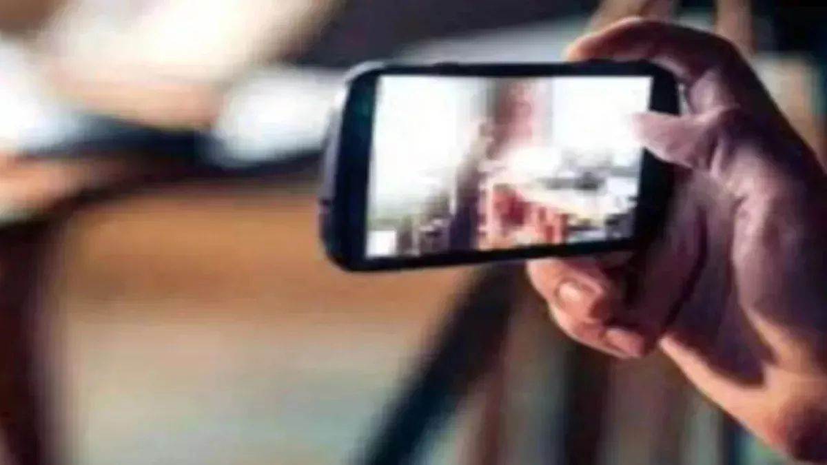 ncr east delhi crime sextortion racket busted and two accused arrested