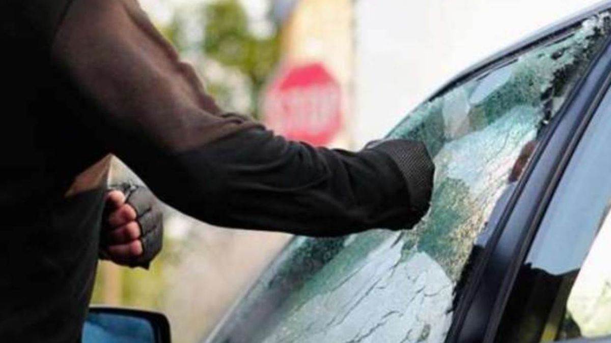 hapur city property dealers car robbed of 2 and half lakh