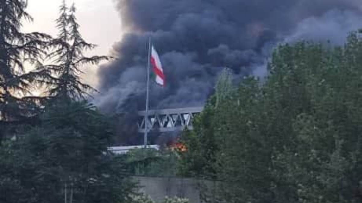 iran israel conflict escalates attacks claims and us travel warning