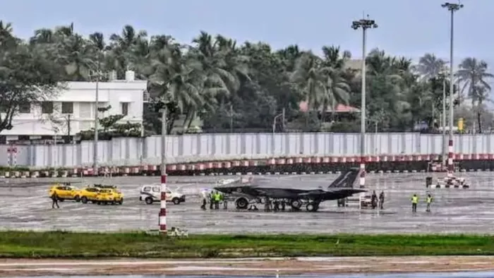 केरल में रॉयल नेवी का F-35B स्टील्थ फाइटर जेट अभी भी इमरेंजी लैंडिंग के बाद खड़ा है। (फोटो- एजेंसी)