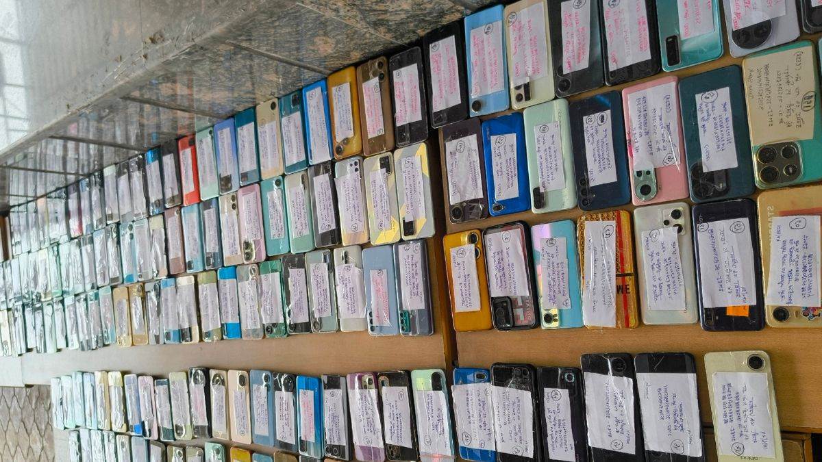 police found 235 mobile phones worth more than 48 lakhs people faces lit up after getting their lost phones