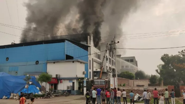 राज ओवरसीज ग्रुप की फैक्ट्री में आग से उठता धुआं।