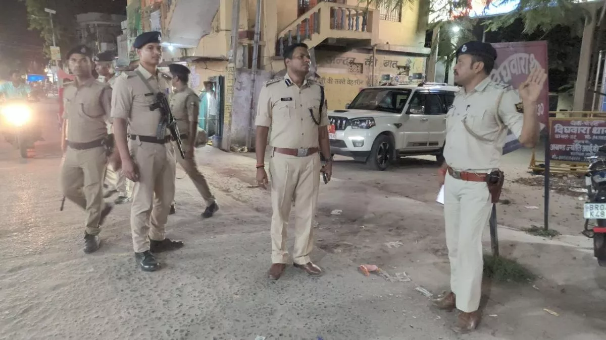 Saran: देर रात अचानक 2 थानों में पहुंच गए SSP, नजारा देखकर तुरंत चालक को कर दिया सस्पेंड; थानेदार का भी वतन रोका