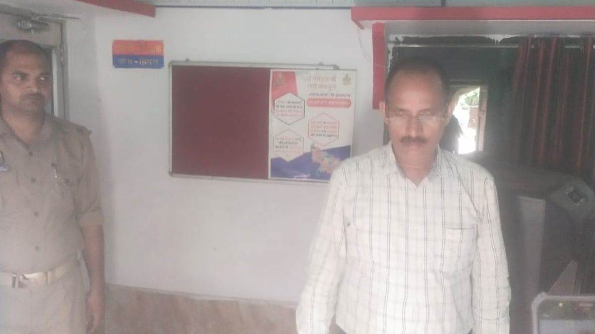 varanasi anti corruption team arrests clerk for road cutting bribery