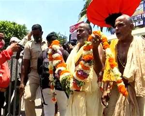 बाहुड़ा यात्रा को तीनों रथों के लिए आज्ञा माला लेकर आते पूजा पंडा सेवक।