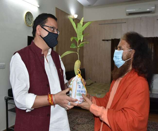 उत्तराखंड के मुख्यमंत्री पुष्कर सिंह धामी बोले, पुष्पगुच्छ की जगह पौधा करें भेंट।