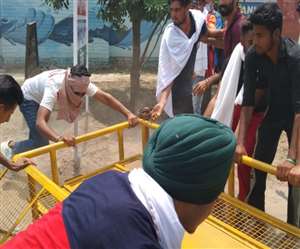 सिरसा में एसपी आवास की ओर बढ़ रहे किसानों को पुलिस ने बाल भवन के पास रोक दिया है।