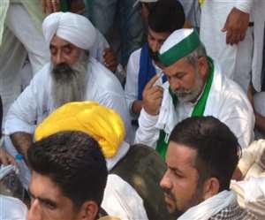 टिकैत ने कहा कि अगर जमीनें बचानी है तो आंदोलन करने पड़ेंगे।