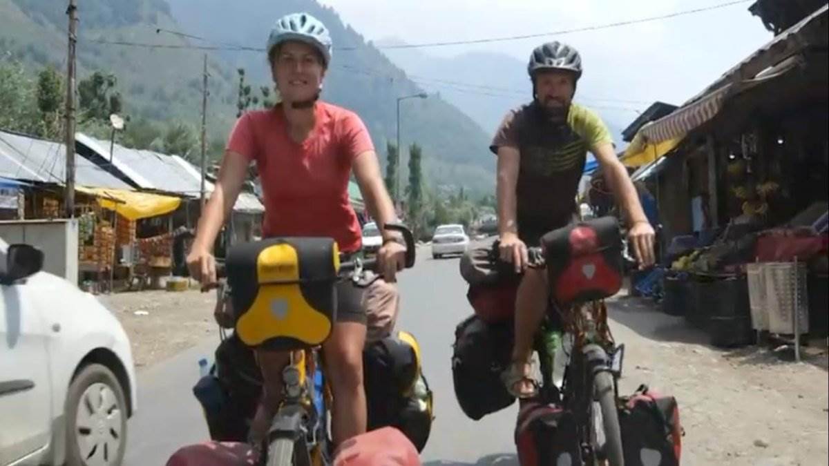 https://www.jagranimages.com/images/newimg/17072022/17_07_2022-austrian_couple_in_kashmir_22898745.jpg