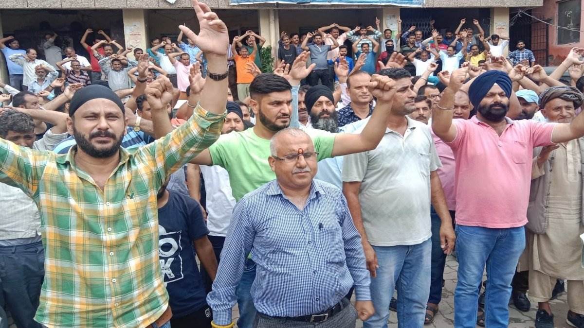 https://www.jagranimages.com/images/newimg/17072022/17_07_2022-strike_of_jal_shakti_department_22898709.jpg
