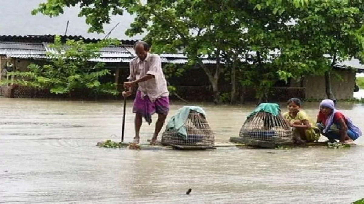 Assam Flood: बाढ़ से बेहाल हुआ असम, 98 हजार से अधिक लोग प्रभावित; अब भी खतरे के निशान से ऊपर बह रही कई नदियां
