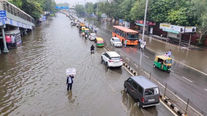 यमुना का जलस्तर घटने पर दिल्ली की कई सड़कों पर आवाजाही शुरू