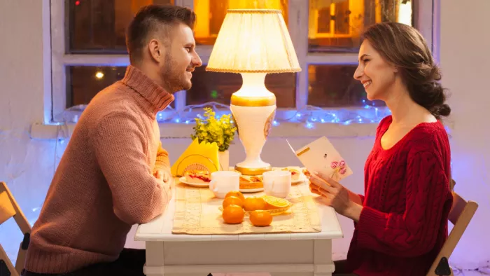 Dating Tips: शर्मीले पुरुष को डेट करते वक्त ध्यान रखें ये बातें