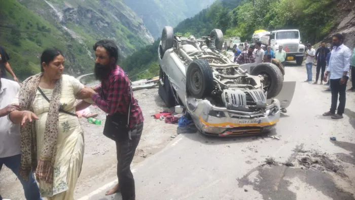 Badrinath Highway Accident: हादसे में दो सवार गंभीर रूप से घायल