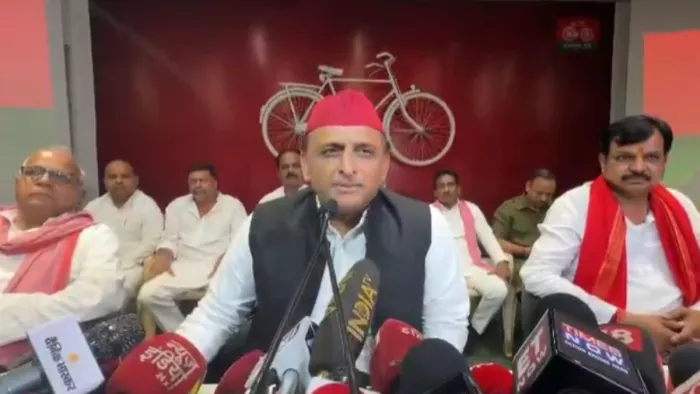 सपा लखनऊ कार्यालय में पत्रकारों से वार्ता करते अखिलेश यादव