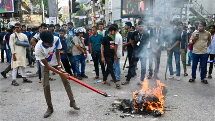 बांग्लादेश में छात्र कर रहे आरक्षण खत्म करने की मांग (फोटो- सोशल मीडिया)