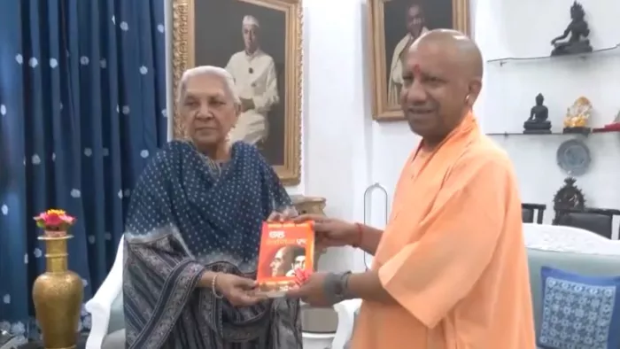 राज्यपाल आनंदीबेन पटेल से मिलने राजभवन पहुंचे मुख्यमंत्री योगी