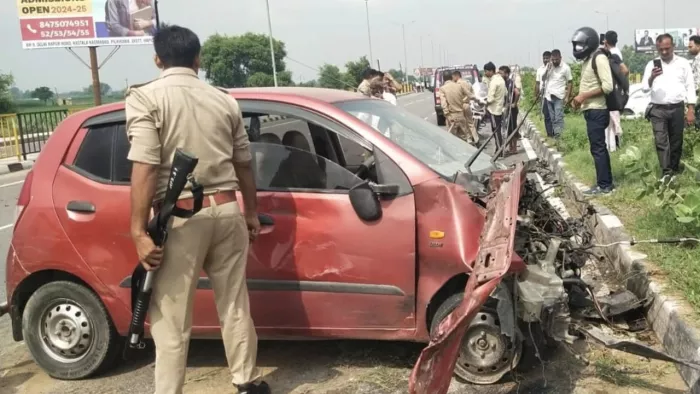 हापुड़ में एनएच-09 पर दो कारों की आपस में भिड़ंत हो गई। (जागरण फोटो)