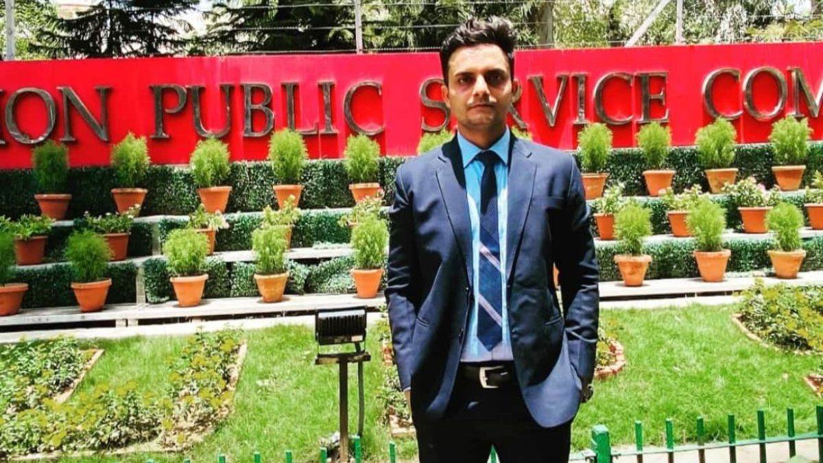 karunakar pandey of gorakhpur secured 39th rank in upsc epfo result