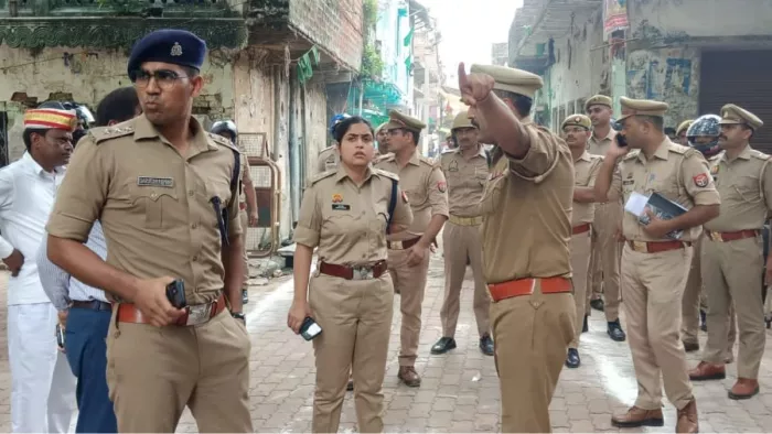 नगर पंचायत शोहरतगढ़ के रमजान गली में जुलुस मार्ग के बारे में जानकारी लेती थाना प्रभारी अनुज कुमार सिंह। जागरण