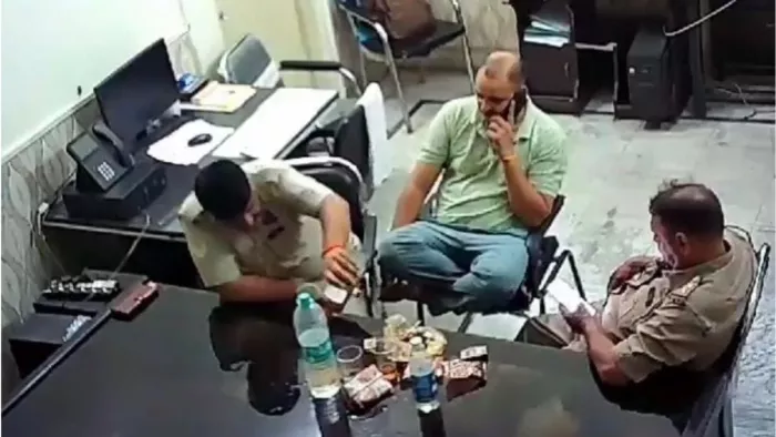 Shamli News: शराब का सेवन करते डायल-112 प्रभारी।