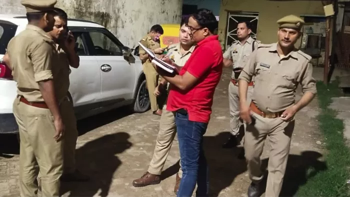 वारदात के बाद मौके पर पहुंचकर जांच करती पुलिस।