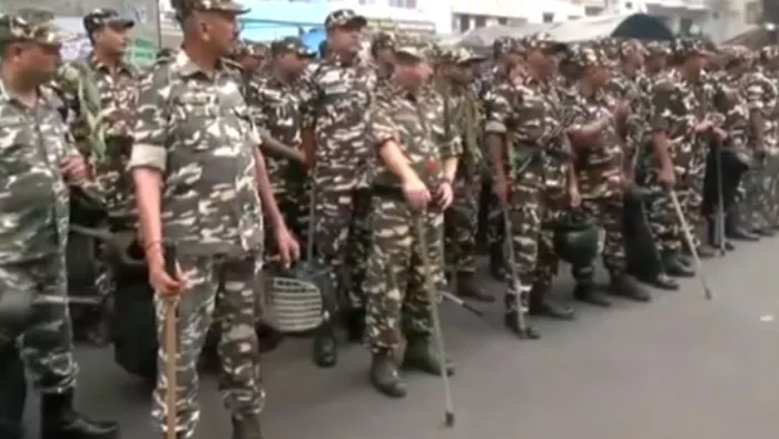 मोहर्रम के जुलूस के दौरान राजधानी लखनऊ में तैनात पुलिस फोर्स