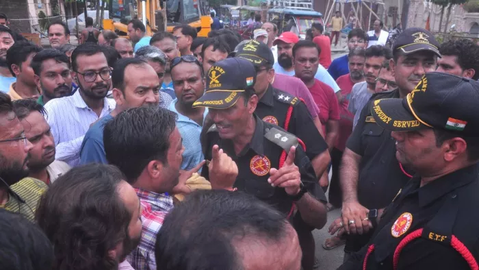 सेंट्रल मार्केट में नगर निगम का बुलडोजर पहुंचा, नगर निगम के अधिकारी से व्यापारियों ने किया हंगामा, नारेबाजी।जागरण
