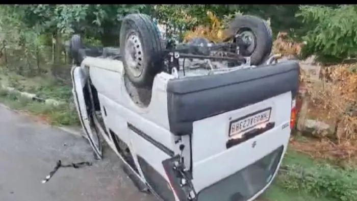 स्कूल वैन डिवाइडर से टकराकर पलट गई