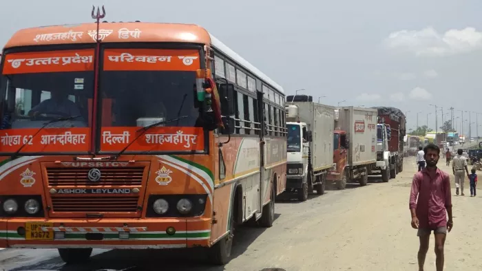 Shahjahanpur News: शाहजहांपुर में बाढ़ के कारण रास्ते खराब हो गए हैं। रोडवेज बस का फाइल फोटो।