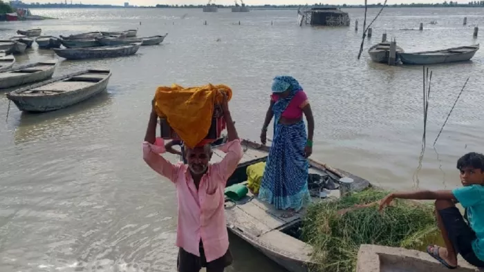 शुक्लागंज के मोहम्मद नगर मुहल्ला में बाढ़ के पानी से घिरे मकान। जागरण
