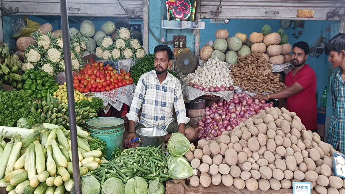Vegetable Price Hike in Uttarakhand: सब्जियों के दाम में आया भारी उछाल, दुकानदार बोले- 'साहब! अब सब्जी के साथ मुफ्त धनिया-मिर्च मत मांगो'