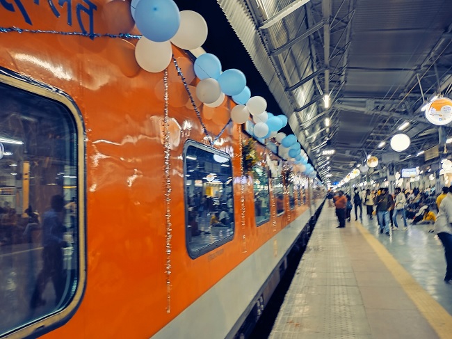 Prayagraj Express: सज धजकर अपने 41 वें वर्ष की यात्रा पर निकली ...
